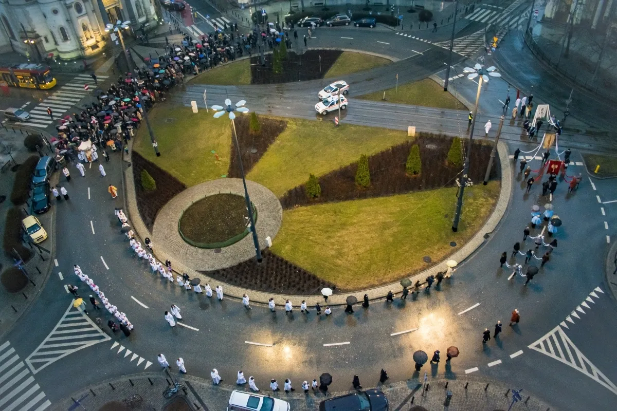 Overhead view of demonstrators circling a roundabout in the rain